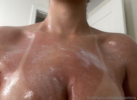 Full leaked Poutyselenaa private onlyfans photo